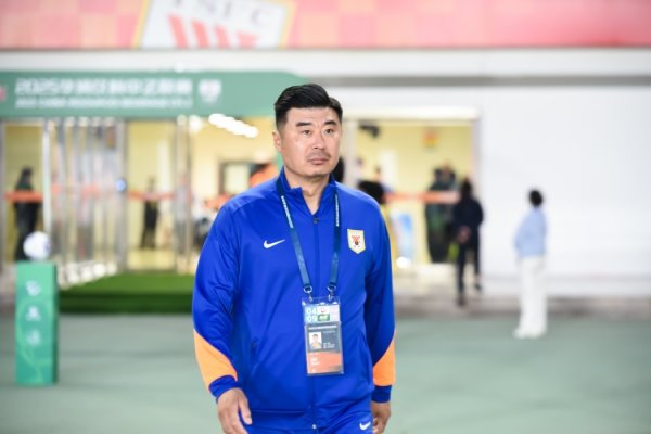 韩鹏：换下克雷桑因他腰部有些伤，李小恒、彭逸翔登场后成果可以
